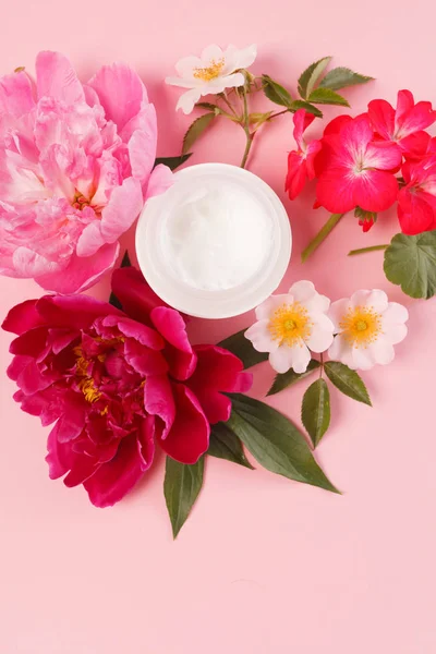 Crème cosmétique aux fleurs roses — Photo