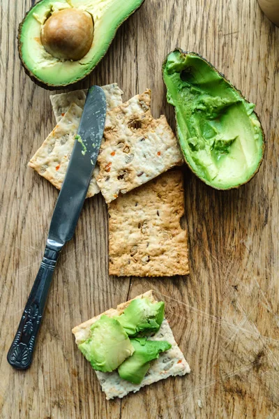 Ontbijt met avocado en toast — Stockfoto