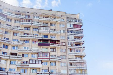 eski ev ve gökyüzü