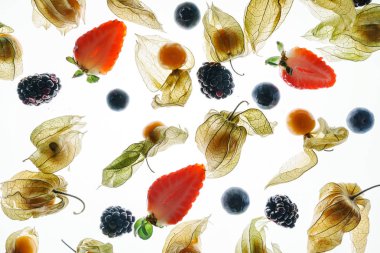 Beyaz üzerine taze çilek 