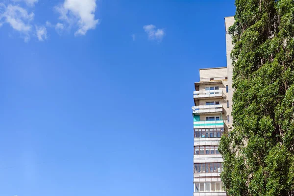 Construção com árvore verde — Fotografia de Stock