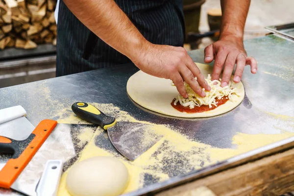 Koch macht Pizza — Stockfoto