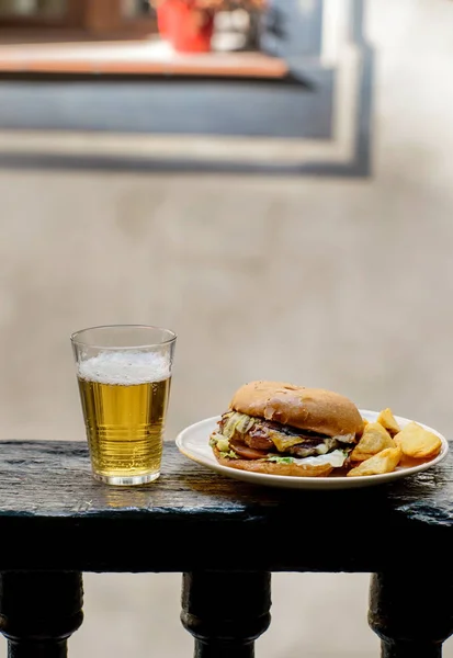 Hamburger bira cam ile — Stok fotoğraf