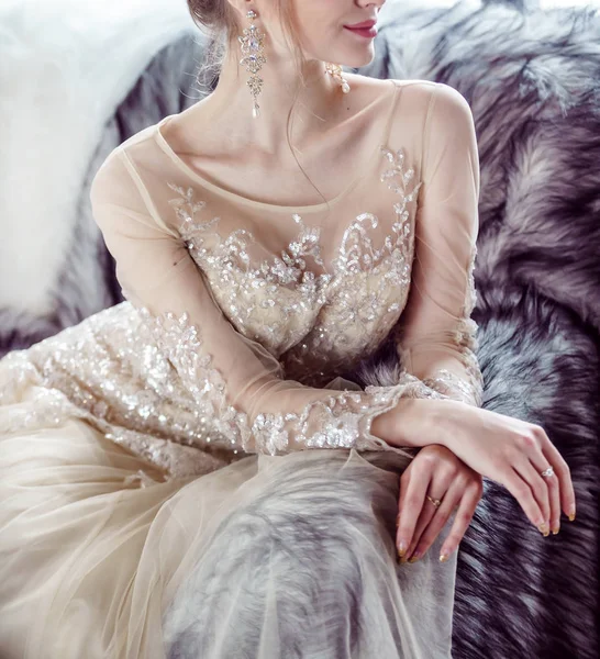 Majestuosa novia en vestido de lujo —  Fotos de Stock
