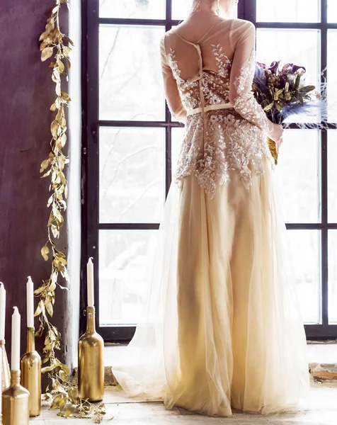 Величественная невеста в роскошном платье — стоковое фото