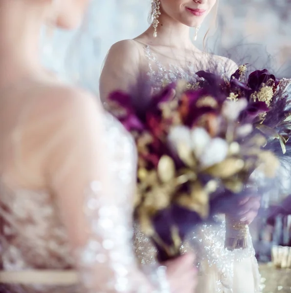 Величественная невеста в роскошном платье — стоковое фото