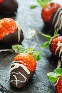 çikolata batırılmış çilek