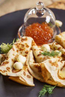 Havyar ile pişmiş krep