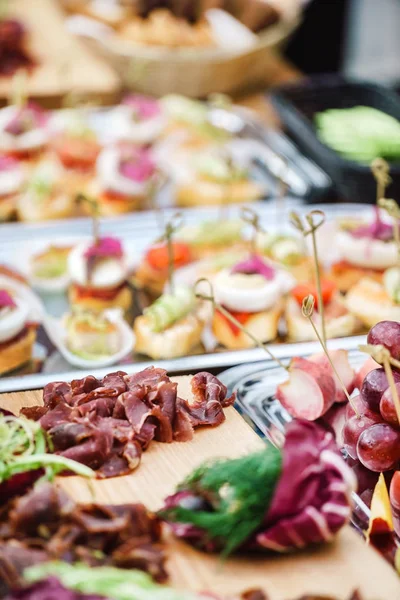 Deliciosos aperitivos en la mesa — Foto de Stock