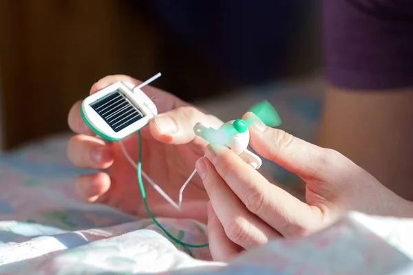 Junge spielt mit Windmühle in der Hand — Stockfoto