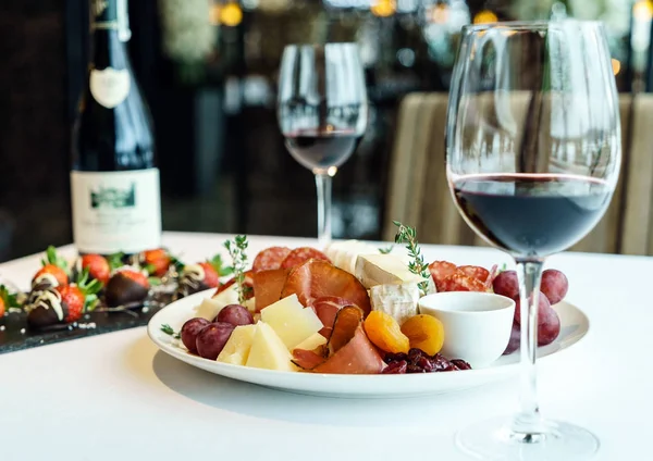 Jantar no restaurante com vinho — Fotografia de Stock