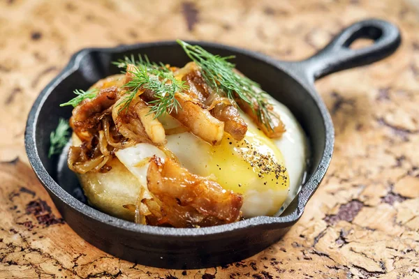 Gebackene Pfannkuchen mit Fleisch — Stockfoto