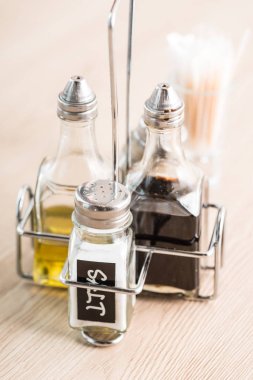 tuz ve soyunma şişelerde