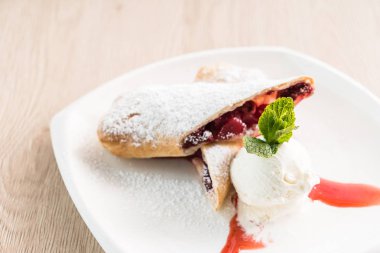 Tatlı vişne strudel