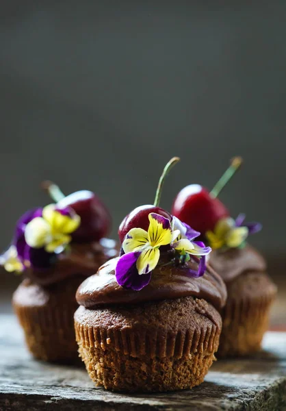 Delicious sweet cherry cupcakes — Stock Photo, Image