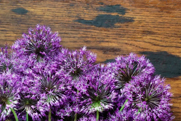 Flores sobre fondo de madera — Foto de Stock