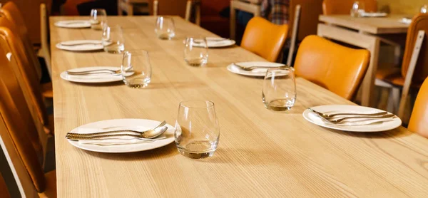 Mesa com copos e pratos — Fotografia de Stock