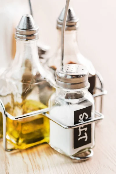 Sůl a dresinkem v lahvích — Stock fotografie