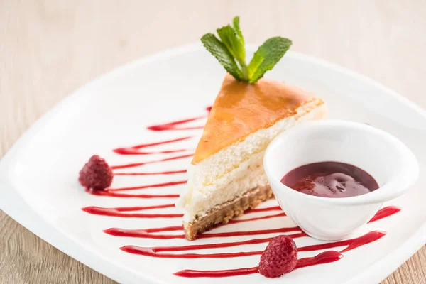 Çilek soslu cheesecake — Stok fotoğraf