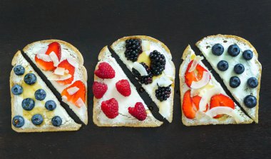 kremsi kahvaltı tost çilek ile