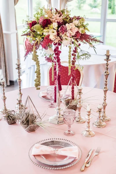 Set da tavola festivo per pasto — Foto Stock