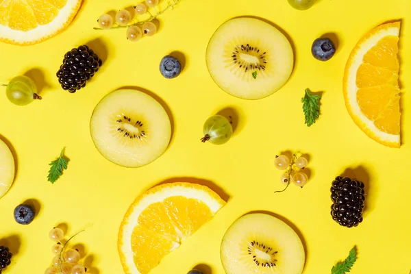 Frutas maduras en rodajas —  Fotos de Stock
