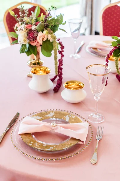 Conjunto de mesa festiva para la comida —  Fotos de Stock