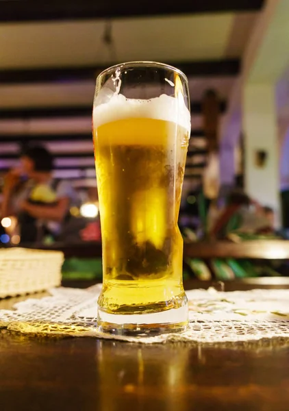 Bierglas in der Bar — Stockfoto