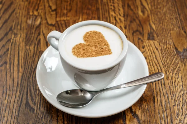 Latte em xícara de café com coração — Fotografia de Stock