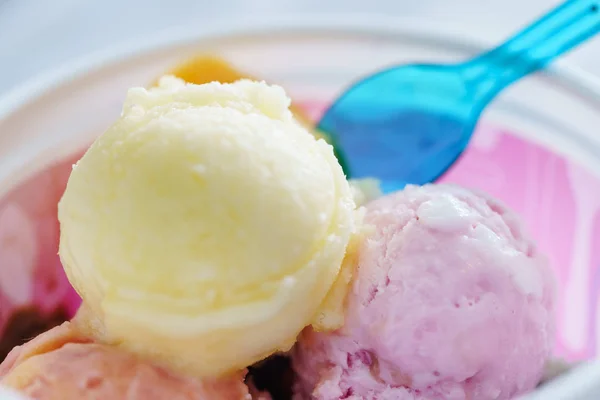 Dulces cucharadas de helado —  Fotos de Stock