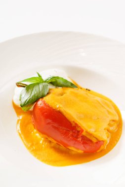 dolma biber plaka üzerinde 