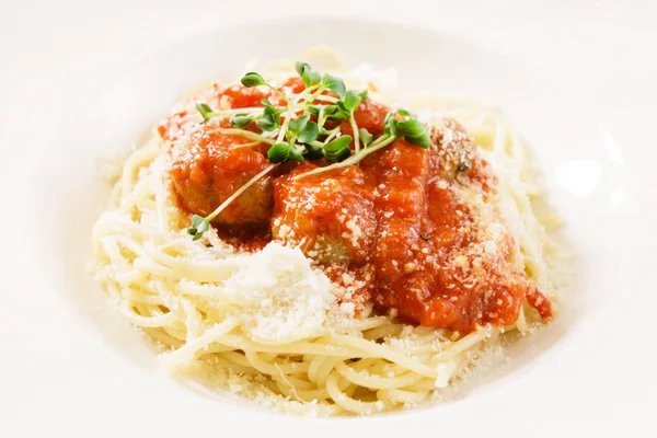 Spaghetti met gehaktballen op plaat — Stockfoto