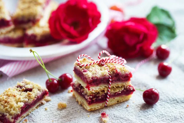 Sweet cherry cake — Stock Photo, Image