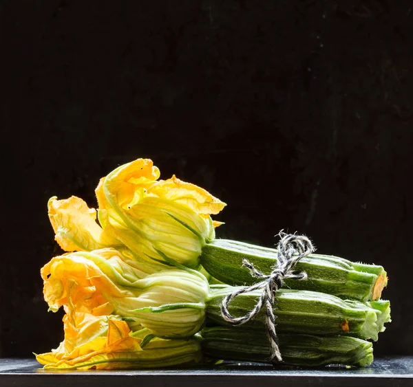 Färsk zucchini blommor — Stockfoto