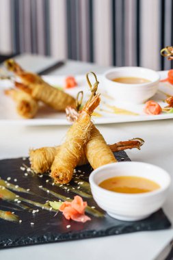 Soslu kızarmış karides.