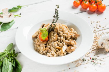 otlar ile mantarlı arpa