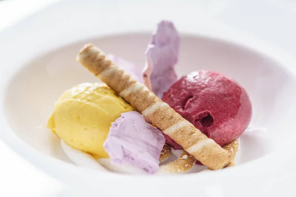 Crème glacée aux fruits dans une assiette — Photo