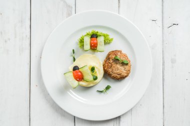 Pirzola ile patates püresi