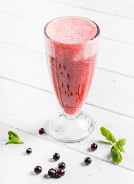 Organic smoothie with berries — Stock Photo, Image