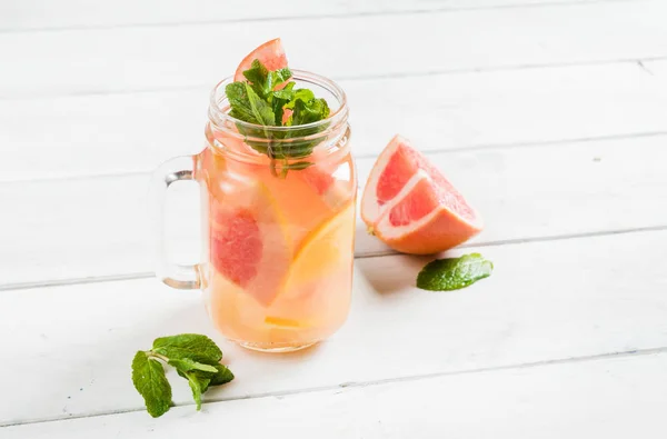 Свіжий літній фруктовий напій — стокове фото
