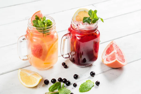 Letní ovocné nápoje v brýlích — Stock fotografie