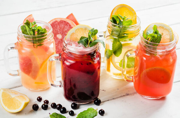 летние фруктовые напитки в стаканах
