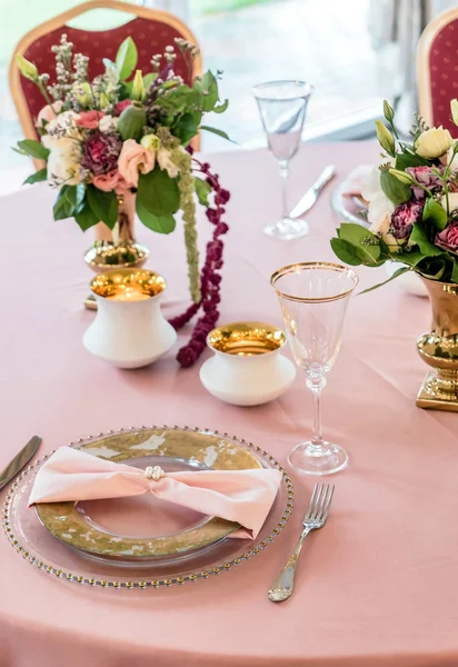 Feestelijke tafel set voor maaltijd — Stockfoto