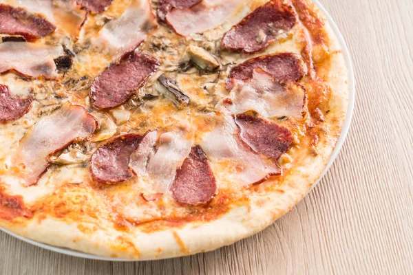 Leckere hausgemachte Pizza — Stockfoto