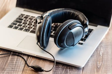 Laptop modern kulaklık