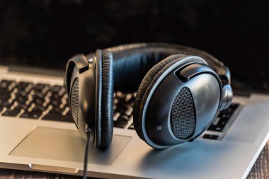 Laptop modern kulaklık