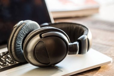 Laptop modern kulaklık