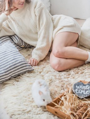 tüylü tavşan kadınla 