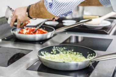 Şef yemek yemek iş başında