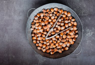 Olgunlaşmış çekirdekleri kase fındık  